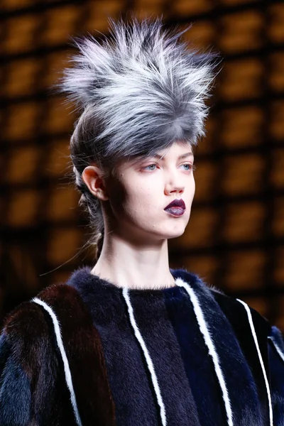 Look 16